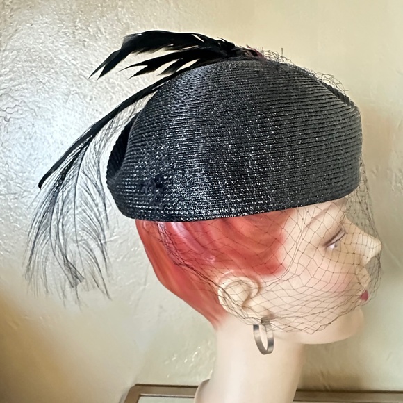 TERRIFIC 1960's BLACK STRAW MILITARY "SIDE CAP" STYLE HAT + BLACK & RED FEATHERS